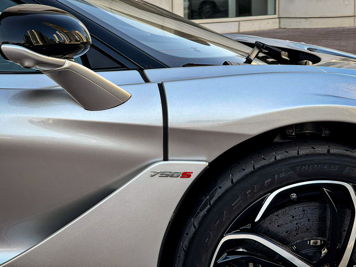 Luxury car available for rent in Dubai